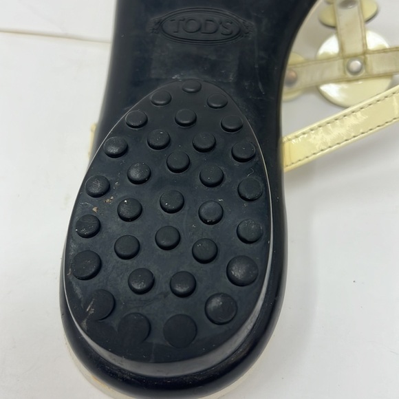 Tod’s Sz 38 Cream Leather and Patent Leather T Strap Slip On Sandals - Picture 8 of 9
